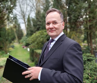 Professioneller Trauerredner auf einem Friedhof in Berlin