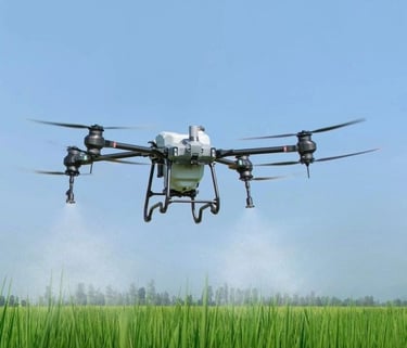 Poljoprivredni dron u letu iznad polja za precizno prskanje i nadzor usjeva