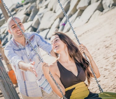 Retrato íntimo de preboda en Barcelona, enfoque artístico y naturalidad de pareja.