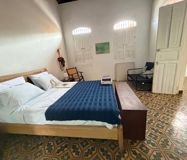 Casa Bela cama principal, una hamaca, dos ventanas , habitaciones iluminada y fresca