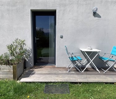 La chambre studio des Gardannes avec sa petite terrasse privative sans vis à vis.