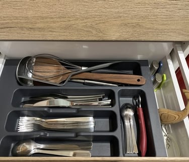 La kitchenette de la chambre studio des Gardannes avec frigo, plaque de cuisson, micro-onde, grille.