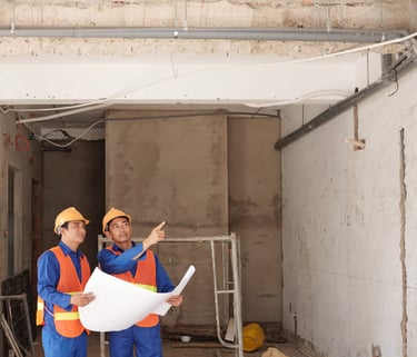 Dos holnbres trabajando en la instalación en una obra