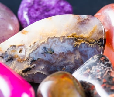 Piedras naturales pulidas de colores vibrantes utilizadas en joyería artesanal mexicana, incluyendo ágata, amatista.