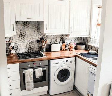 cocina color blanco con varios electrodomésticos