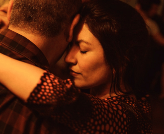 Plano cerrado de Noelia bailando Tango, mostrando la conexión y conciencia corporal de su método