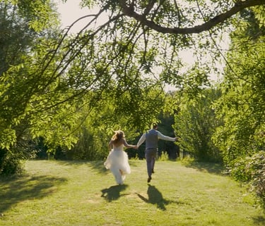 couple qui court filmé par vidéaste mariage à dinan