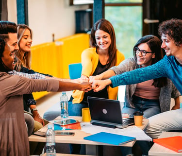 imagem de estudantes se comprometendo com seu trabalho em equipe.