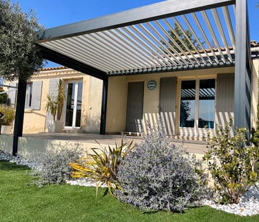 Magnifique pergola bioclimatique versus metal