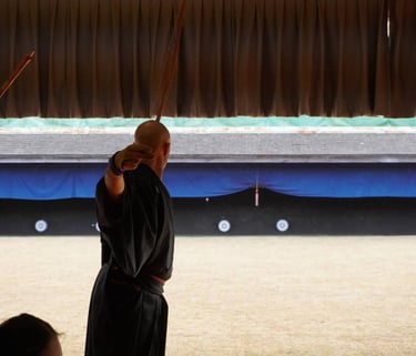 Practicando kyudo en el budokan de Fukuoka. Hanare, One shot one life.
