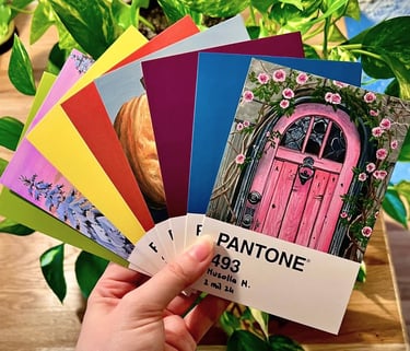 Création de peintures sur cartes de couleur pantone. Peintures à la gouache sur un format carte postale