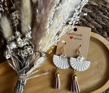 Een paar oorbellen met een waaier-vorm.