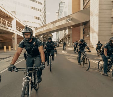 policiais em bicicletas