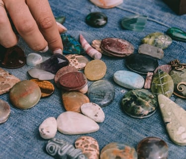 piedras naturales de difentes colores, seleccionando con una mano