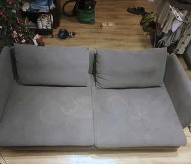 Kanapa z plamami zasikana przez pieski przed praniem