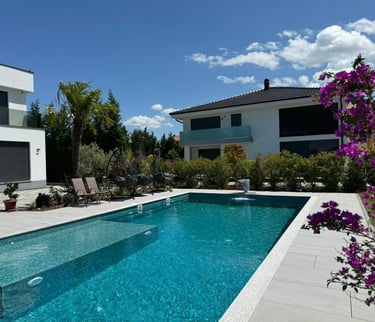 Exklusive Poolmosaike aus Glas Ob geometrische Formen oder kunstvolle Bilder – unsere Glasmosaik-Poo