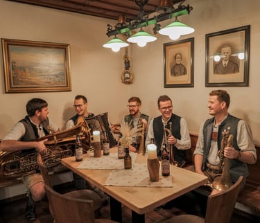 Die Rüscherl Muse, eine oberpfälzer Tanzlmusi spielt mit ihren Instrumenten in einem Wirtshaus