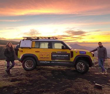 Equipe Dakar Overland e uma Land Rover Defender em um cânion na Expedição Sul do Brasil.