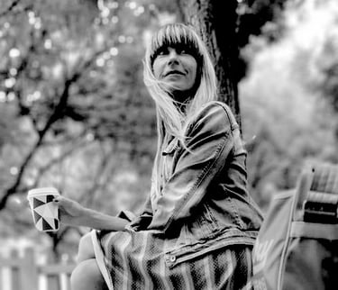 Imagen en blanco y negro de Anna Martínez sentada en un banco