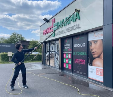 nettoyage d'un bardage de commerce par l'as des carreaux