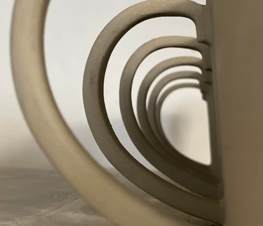 Série de mugs à anses en cours de fabrication