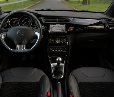 Interior do Citroën DS3 com acabamento em couro preto e painel central multimídia iluminado.