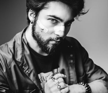 Portrait en photo qui veut en découdre, photo noir et blanc créer par un photographe et vidéaste dans un studio photo à Pau.