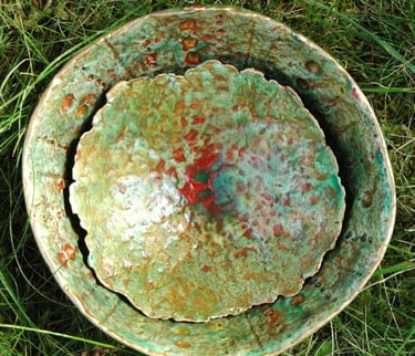 Coupe et coupelle d'inspiration Vallauris, papier maché recyclé, glacis vert et rouge, filet or
