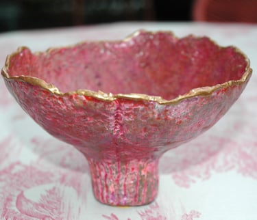 Coupe bords asymétriques à pied décentré papier maché recyclé et glacis acrylique rose, filet or