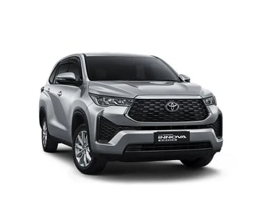 Toyota Zenix warna silver gril lebar dengan velg racing warna silver view dari kanan depan.