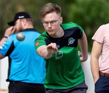 Robertas Travkinas atlieka mušimą varžybose