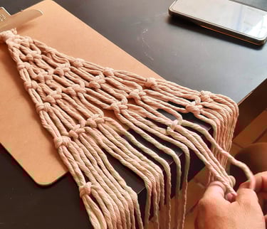 frutero de macramé hecho con nudo plano