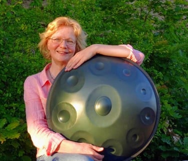Ariane in Aktion spielt Handpan