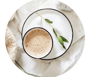 Un café dans une coupelle blanche, un moment de calme