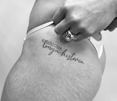 tatuagem fine line fortaleza frase eu sou uma longa historia gluteo feminina