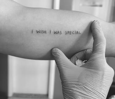 tatuagem frase traço fino fortaleza