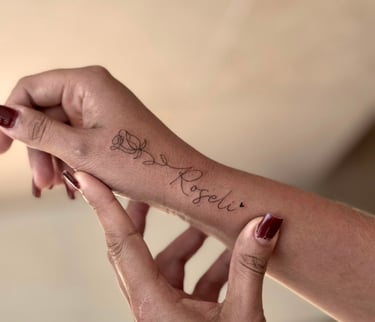 tatuagem delicada rosa traço fino nome fortaleza