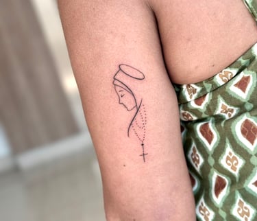 tatuagem nossa senhora traços finos delicada fortaleza