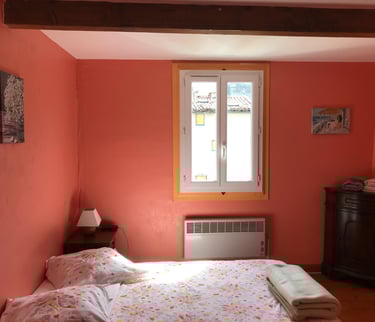 Vue sur le château historique de Quillan la nuit depuis la fenêtre ouverte d’une chambre 