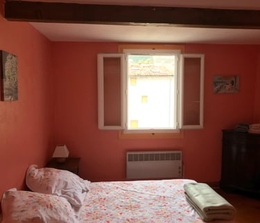 Chambre double lumineuse en journée dans une maison de vacances à Quillan