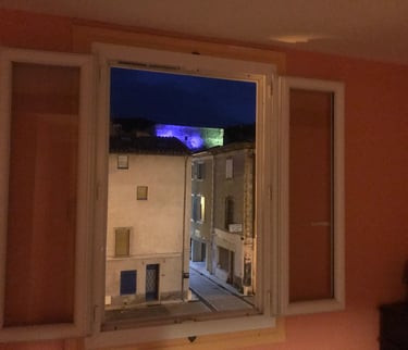 Chambre double de nuit avec vue sur le château de Quillan illuminé