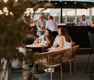 Svečiai Terrazza by Piazza terasoje vasaros renginio metu