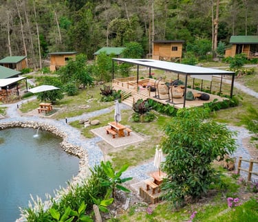 Cabañas y lago, Cantos del Rio, Colombia