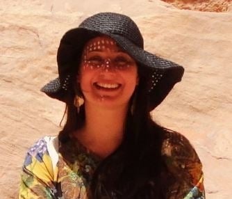 Foto da autora no tesouro em Petra.