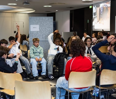 photos d'un atelier lors de l'événement harcevent 2025 ou l'on voit des collégiens s'interroger