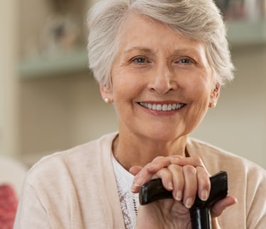 Senior heureuse et détendue après une séance d'ostéopathie proche de Cadillac