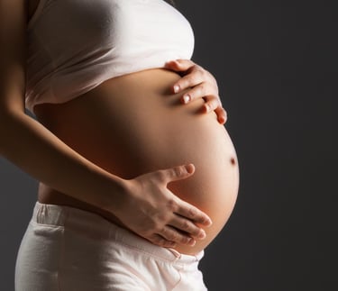 Femme enceinte après une séance d'ostéopathie obstétrique au cabinet de Rions 