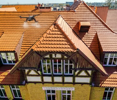 Dron czyszczący dach