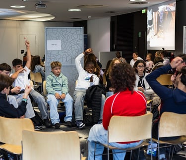 photos d'un atelier lors de l'événement harcevent 2025 ou l'on voit des collégiens s'interroger