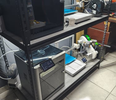Impresora 3D de alta precisión Bambu Lab fabricando figuras articuladas